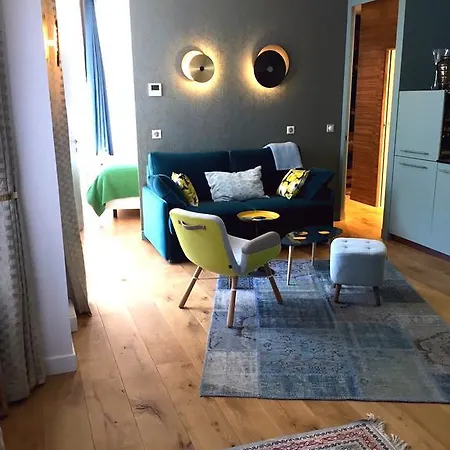 Luxury Apt. Le Marais-pompidou. 2br/2ba. A/c