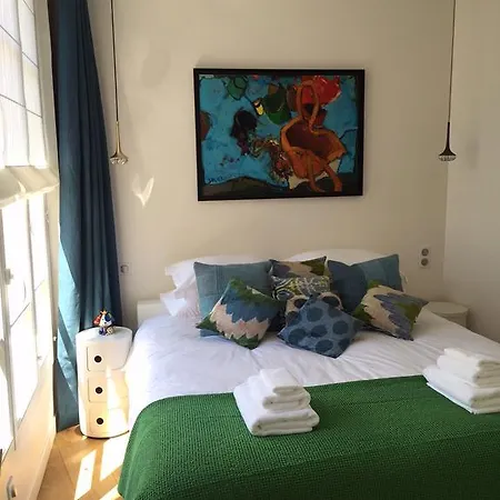 Luxury Apt. Le Marais-pompidou. 2br/2ba. A/c